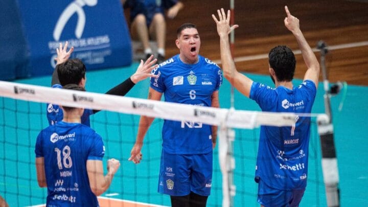 Jogadores do Joinville vôlei comemorando ponto na Superliga Masculina