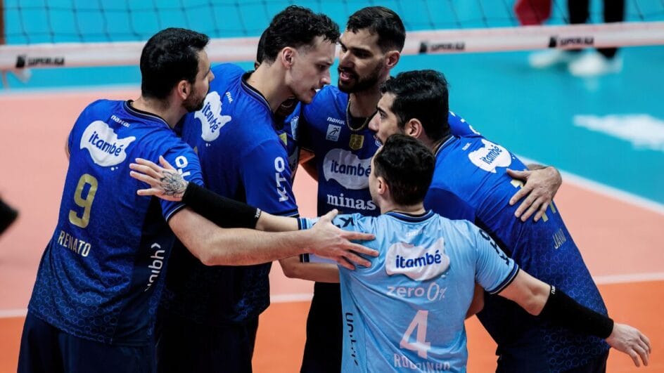 Jogadores do Minas se reunindo em roda para comemorar ponto