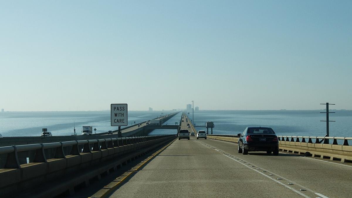 Motoristas relatam alucinações e crises de ansiedade ao cruzar a maior ponte sobre a água do mundo (Foto: Reprodução/Wikimedia Commons)