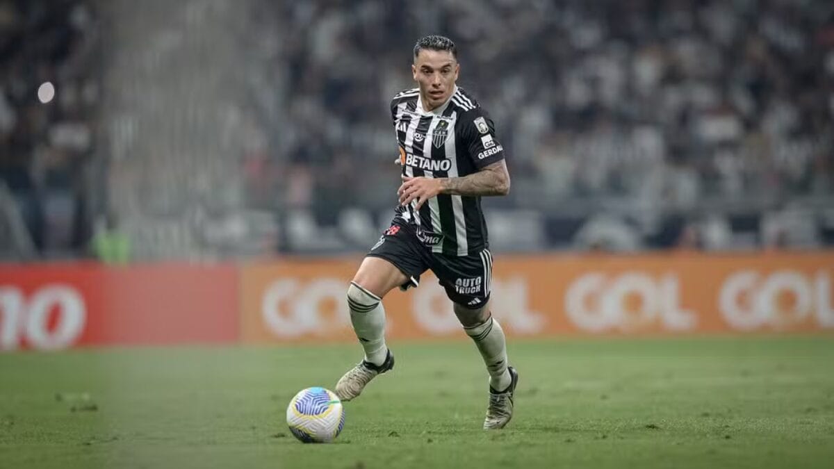 Lateral Saravia jogando pelo Atlético MG