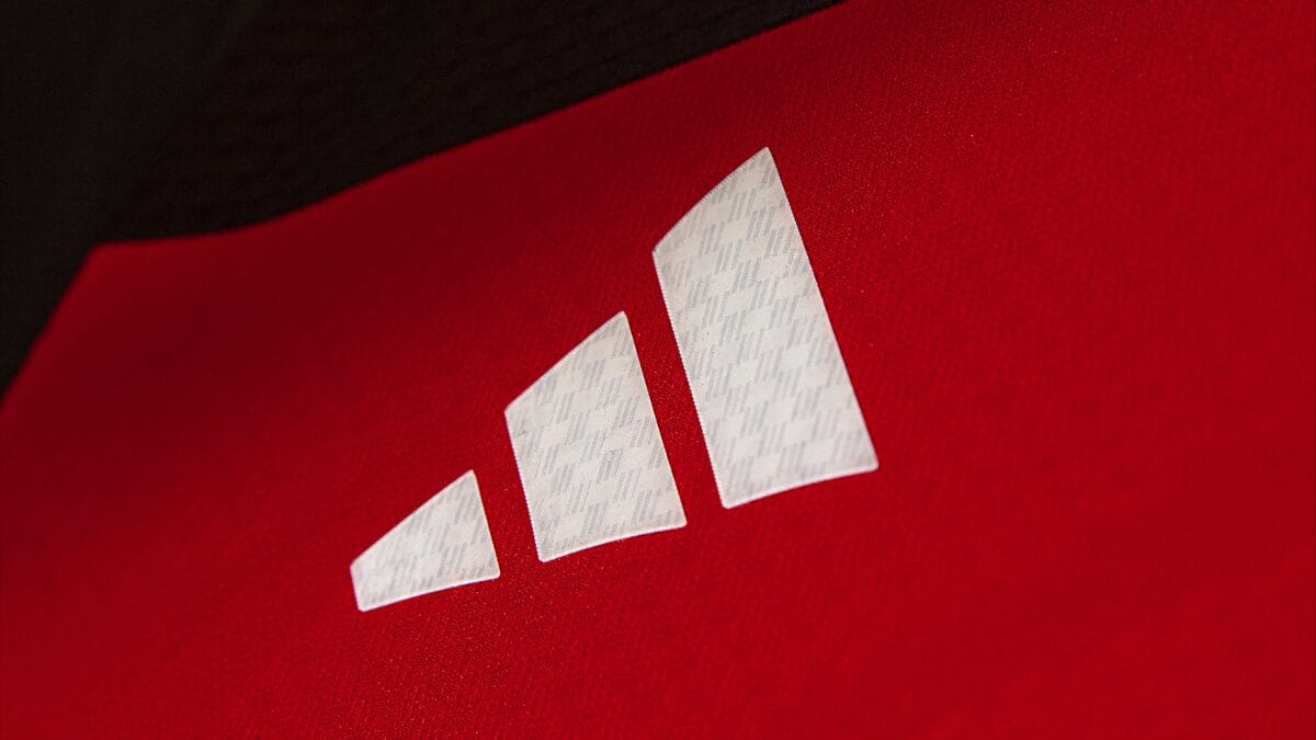 Logo da adidas na nova camisa do Flamengo