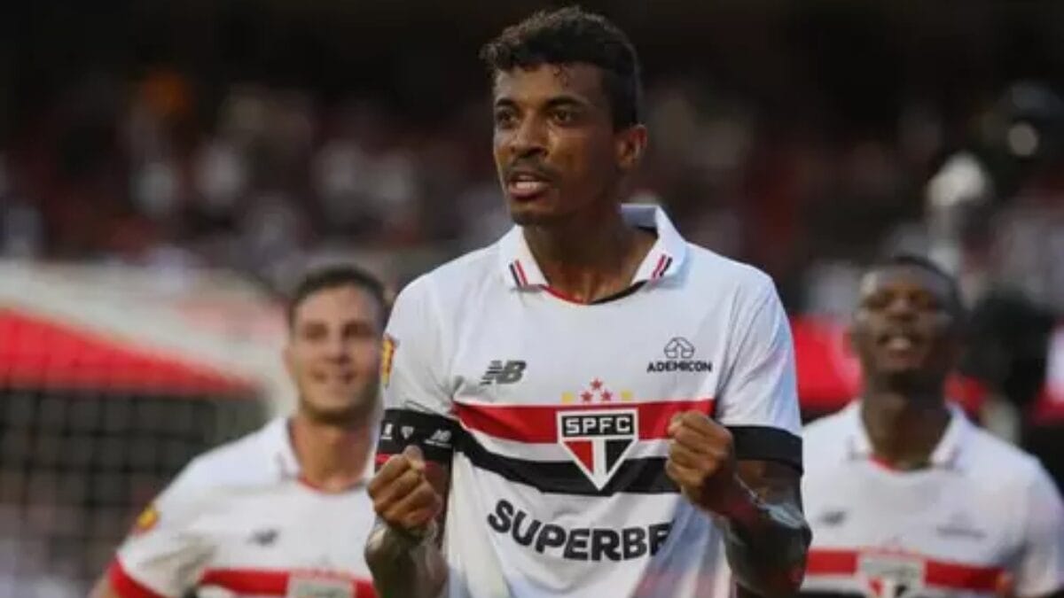 Luiz Gustavo celebra o gol que definiu o triunfo por 1 a 0 do São Paulo sobre a Lusa