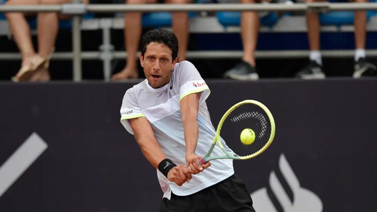 Marcelo Melo rebatendo bola