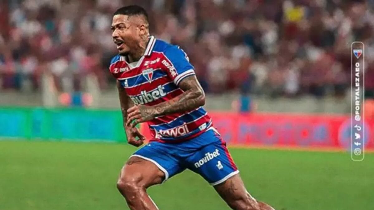 Marinho corre para celebrar o gol que marcou e classificou o Fortaleza para as quartas de final da Sul-Americana