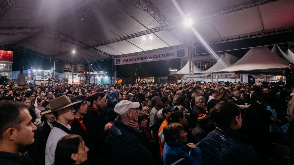 Milhares de pessoas acompanham os shows nacionais na Arena Pinh&atilde;o montada no Parque de Exposi&ccedil;&otilde;es Conta Dinheiro. (Foto: Prefeitura de Lages, divulga&ccedil;&atilde;o)