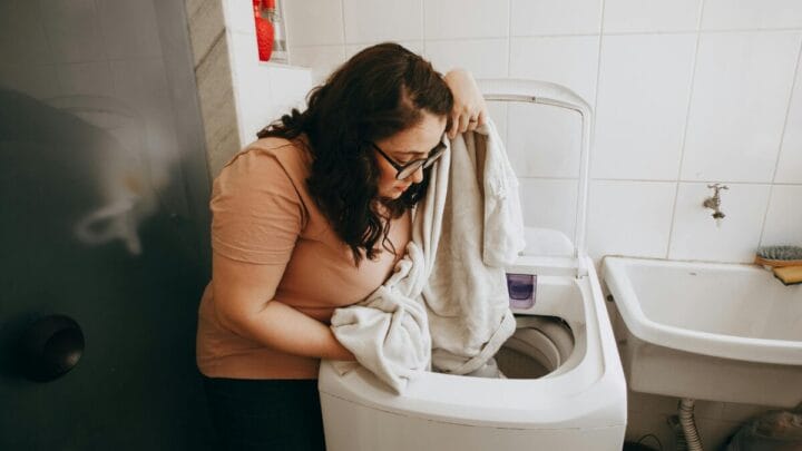 Mistura famosa da internet não limpa máquina de lavar, alerta especialista