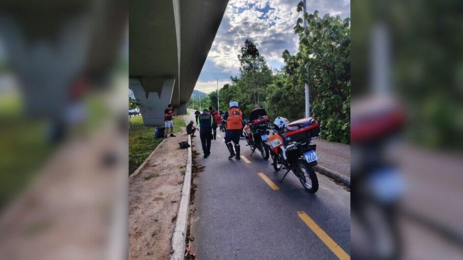 Motociclista caiu de elevado (Foto: GMF, Divulgação)