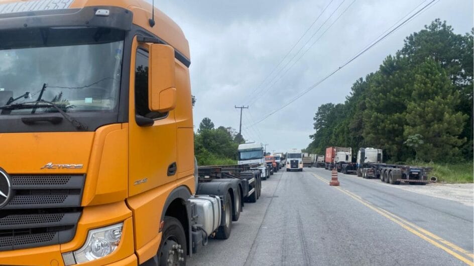 Motoristas entram em greve e paralisam serviços de frete no Porto de Itapoá (2)