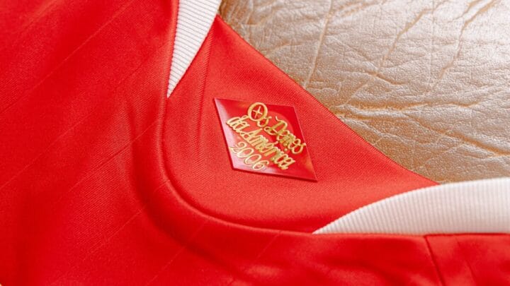 Detalhe da nuca da nova camiseta do Internacional.
