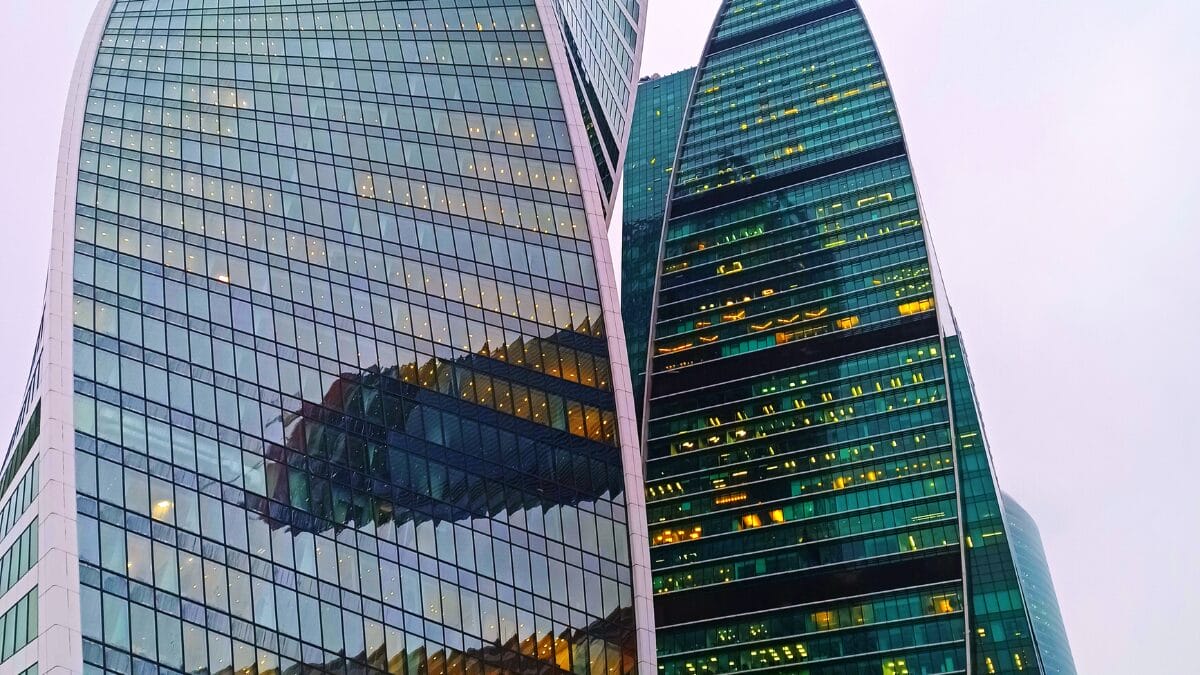 O arranha-céu que parece girar no céu de Moscou e tem um segredo na estrutura