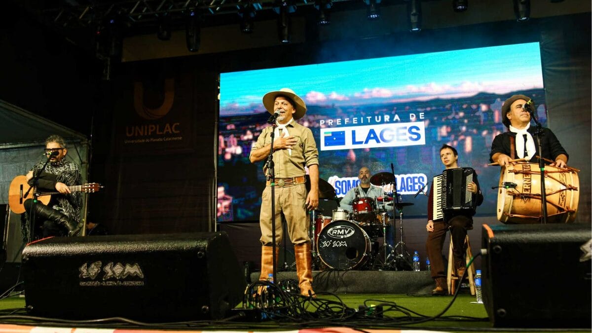 O p&uacute;blico aproveita o fogo de ch&atilde;o e o acolhimento da Serra Catarinense nas noites frias de Lages. (Foto: Prefeitura de Lages, divulga&ccedil;&atilde;o)