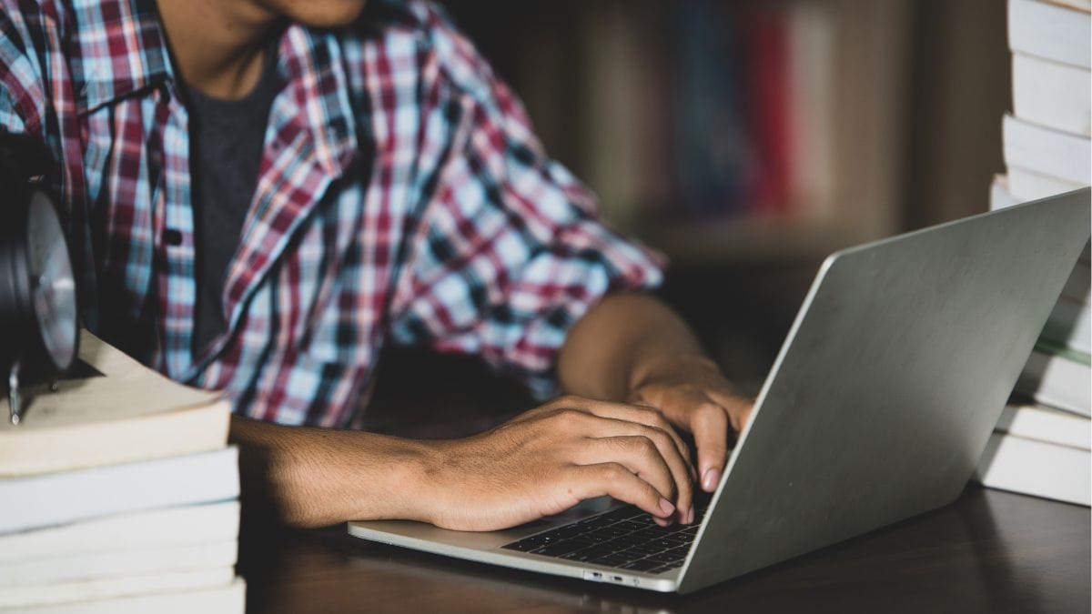 Estudar para concurso público é a realidade de muitos jovens brasileiros, e a IA pode ser uma grande aliada (Foto: banco de imagens)