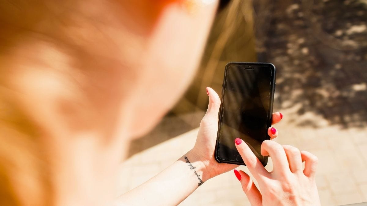 Superaquecimento pode prejudicar a bateria e a tela do celular (Foto: banco de imagens)
