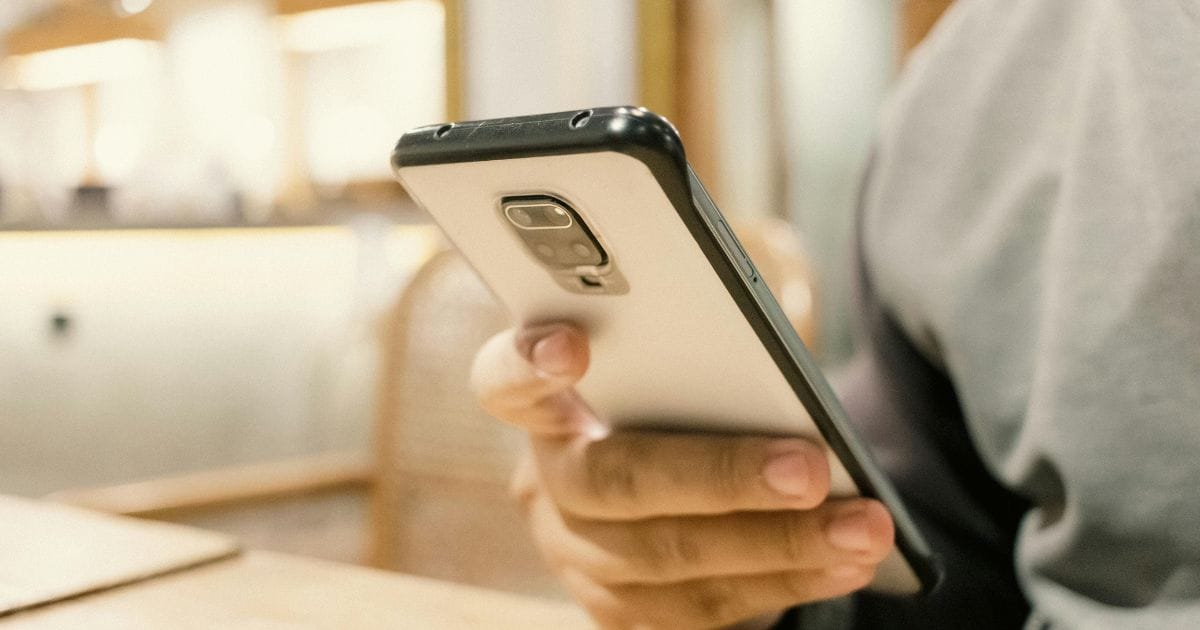 Pessoa utilizando o aparelho celular