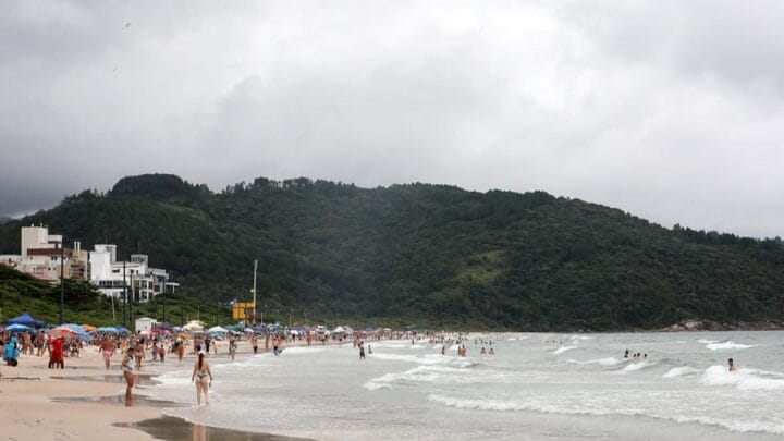 Praias de paraíso turístico de SC têm salto de 70% de pontos impróprios para banho