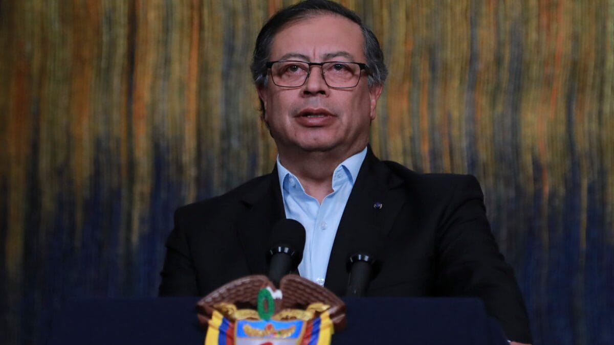 Presidente da Colômbia ameaça pegar em armas para defender país de Trump