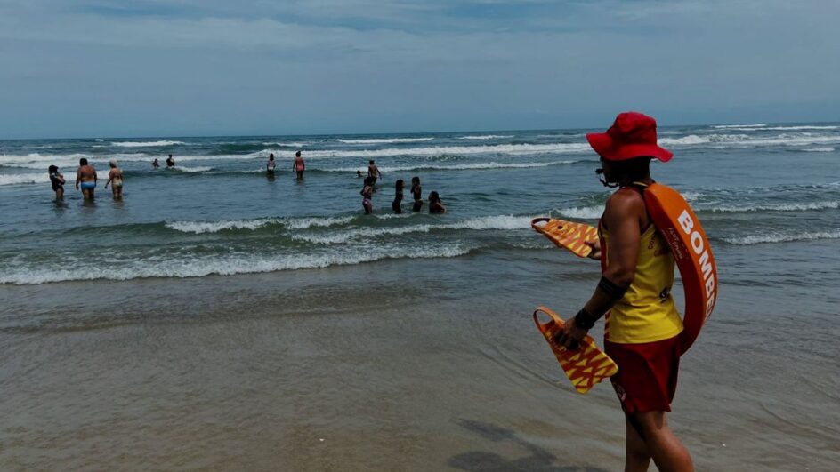 Bombeiro olhando para o mar