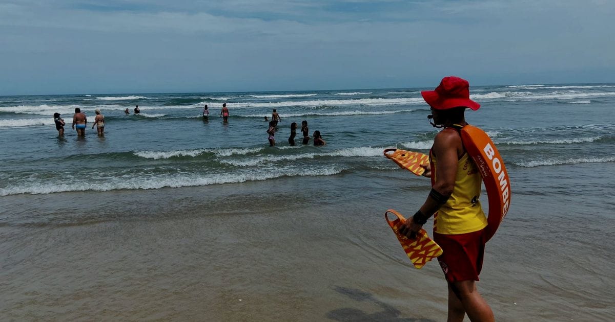 Bombeiro olhando para o mar