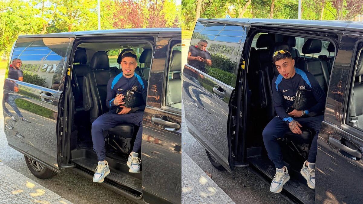 Montagem de duas fotos de MC Tuto sentado na porta de uma van preta. Ele veste um conjunto esportivo azul marinho do Chelsea, usa &oacute;culos espelhados na cabe&ccedil;a e segura uma bolsa de m&atilde;o de grife.