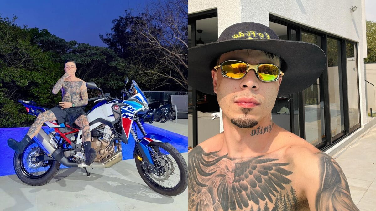 &Agrave; esquerda, o cantor sem camisa e tatuado posa sobre uma moto Honda Africa Twin branca e azul &agrave; beira de uma piscina. &Agrave; direita, um close do rosto do artista usando chap&eacute;u de abas largas e &oacute;culos de sol.