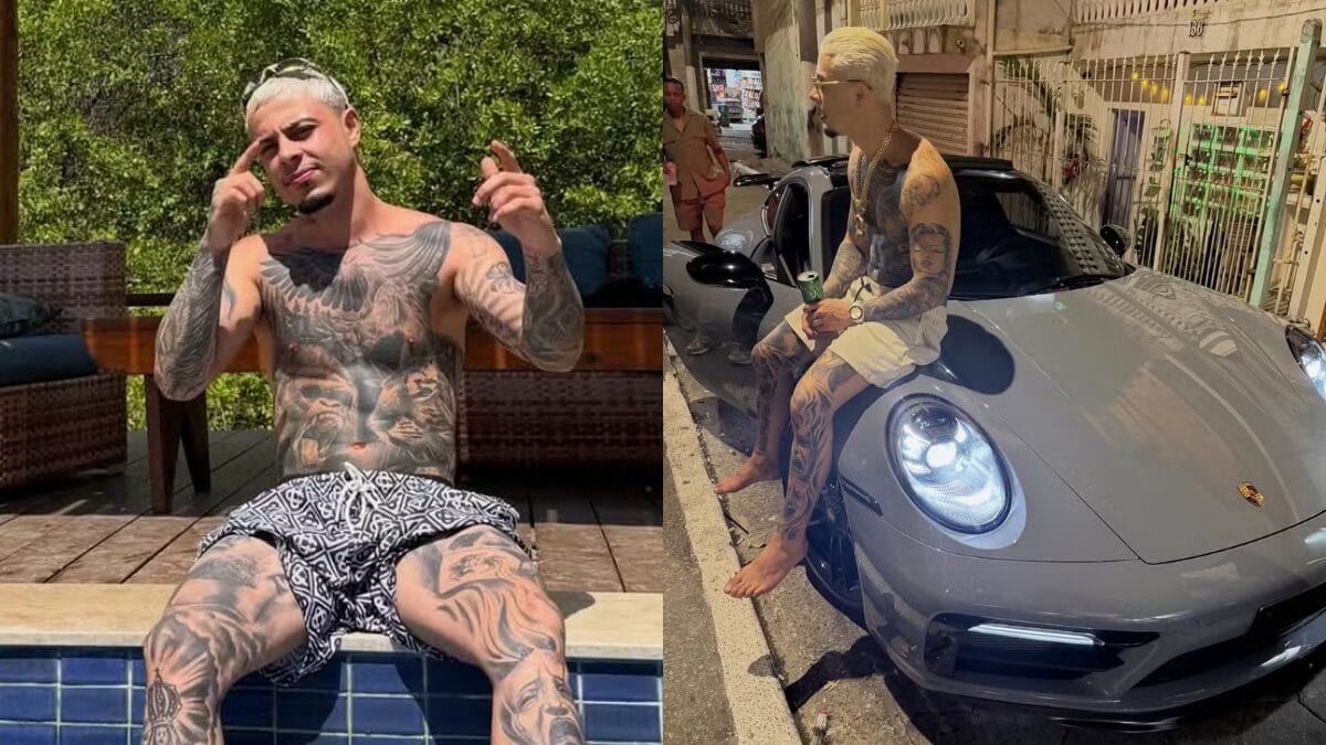À esquerda, o MC sentado na borda de uma piscina exibindo as tatuagens no peito e braços. À direita, ele aparece sentado no capô do Porsche cinza em uma rua estreita, segurando uma lata de bebida.