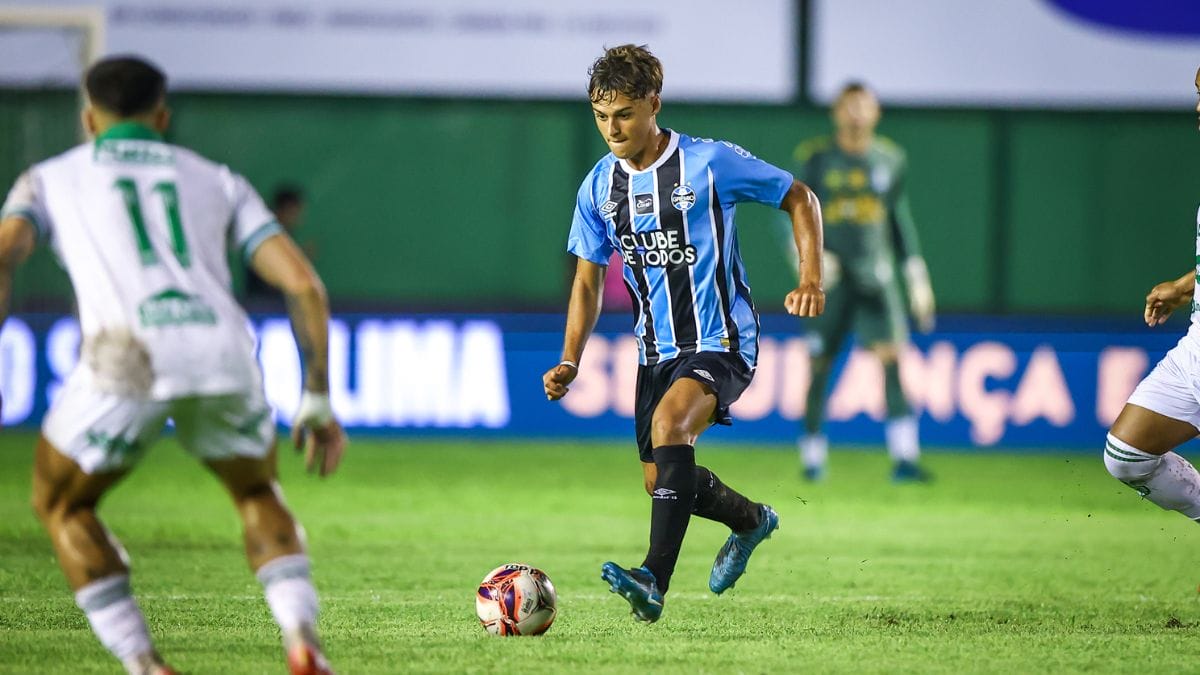 Tiago Augusto estreou como titular do Grêmio (Foto: Lucas Uebel)