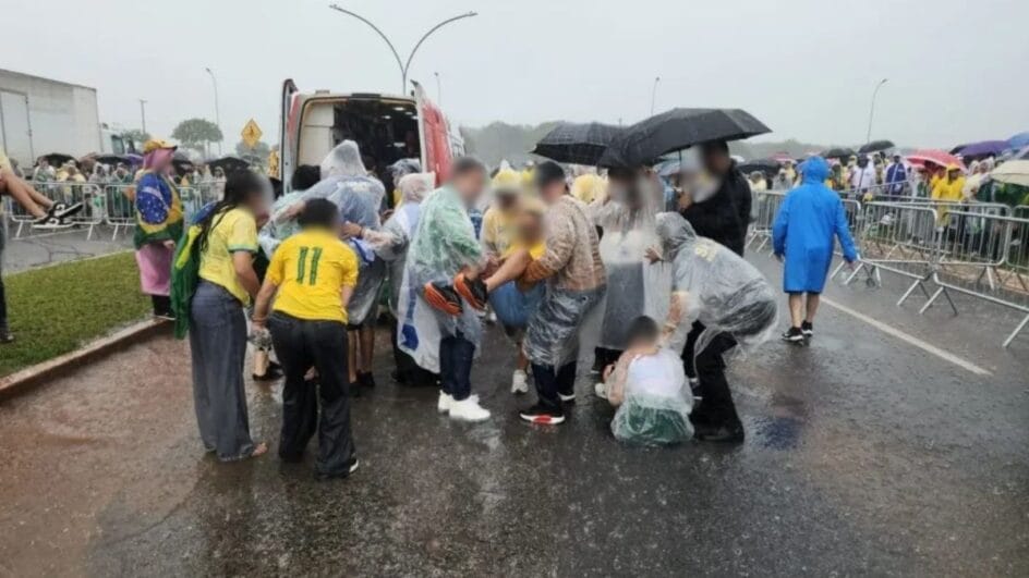 Manifestantes foram atingidos por raio neste domingo em Brasília (Foto: Redes sociais, Reprodução)