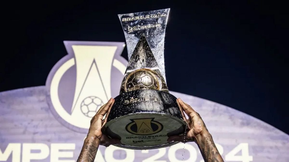 Troféu da Série B 2024 foi conquistado pelo Santos, de Alison (Foto: Raul Baretta, Santos)