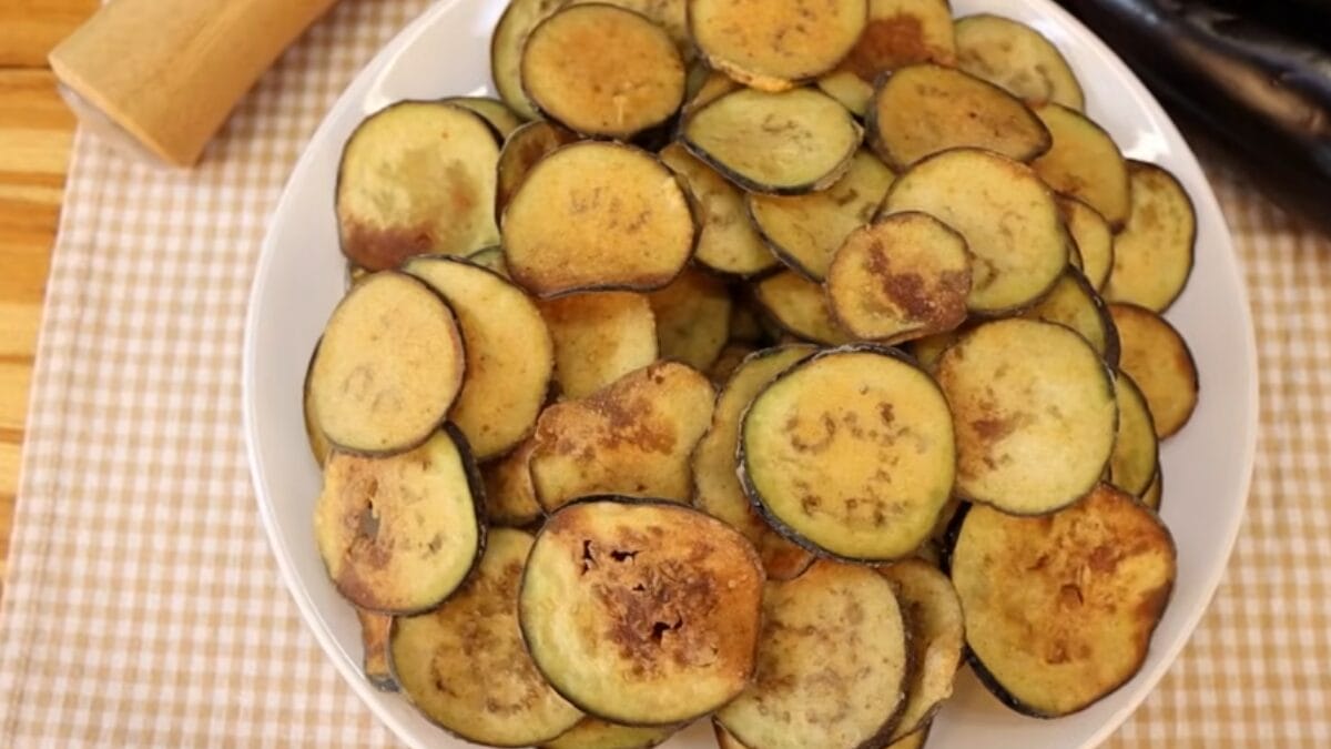 Rodelas finíssimas empanadas com páprica defumada, resultando em um petisco dourado e sequinho. (Foto: Reprodução, Receitas de Pai)