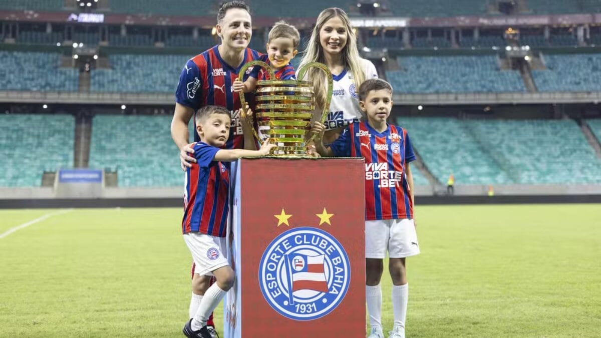 Santi Arias em foto com a família no último jogo pelo Bahia na Fonte Nova