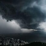 Defesa Civil emite alerta vermelho para tempestade severa com granizo e ventania em SC