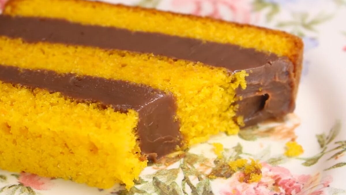 Transforme o cl&aacute;ssico bolo de cenoura em fatias lucrativas com um recheio de brigadeiro imposs&iacute;vel de resistir. (Foto: Reprodu&ccedil;&atilde;o, receitas que amo)
