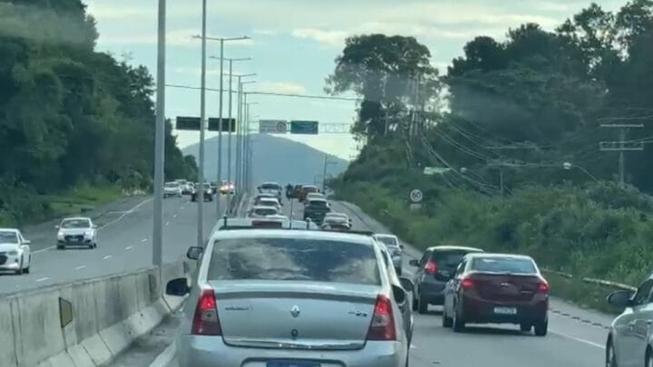 Trânsito em Florianópolis na volta da praia nesta sexta-feira (Foto: Divulgação)