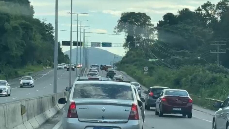 Trânsito em Florianópolis na volta da praia nesta sexta-feira (Foto: Divulgação)