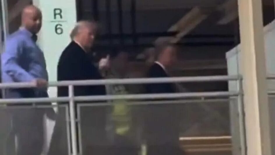 Trump mostra o dedo do meio durante visita a fábrica nos EUA.