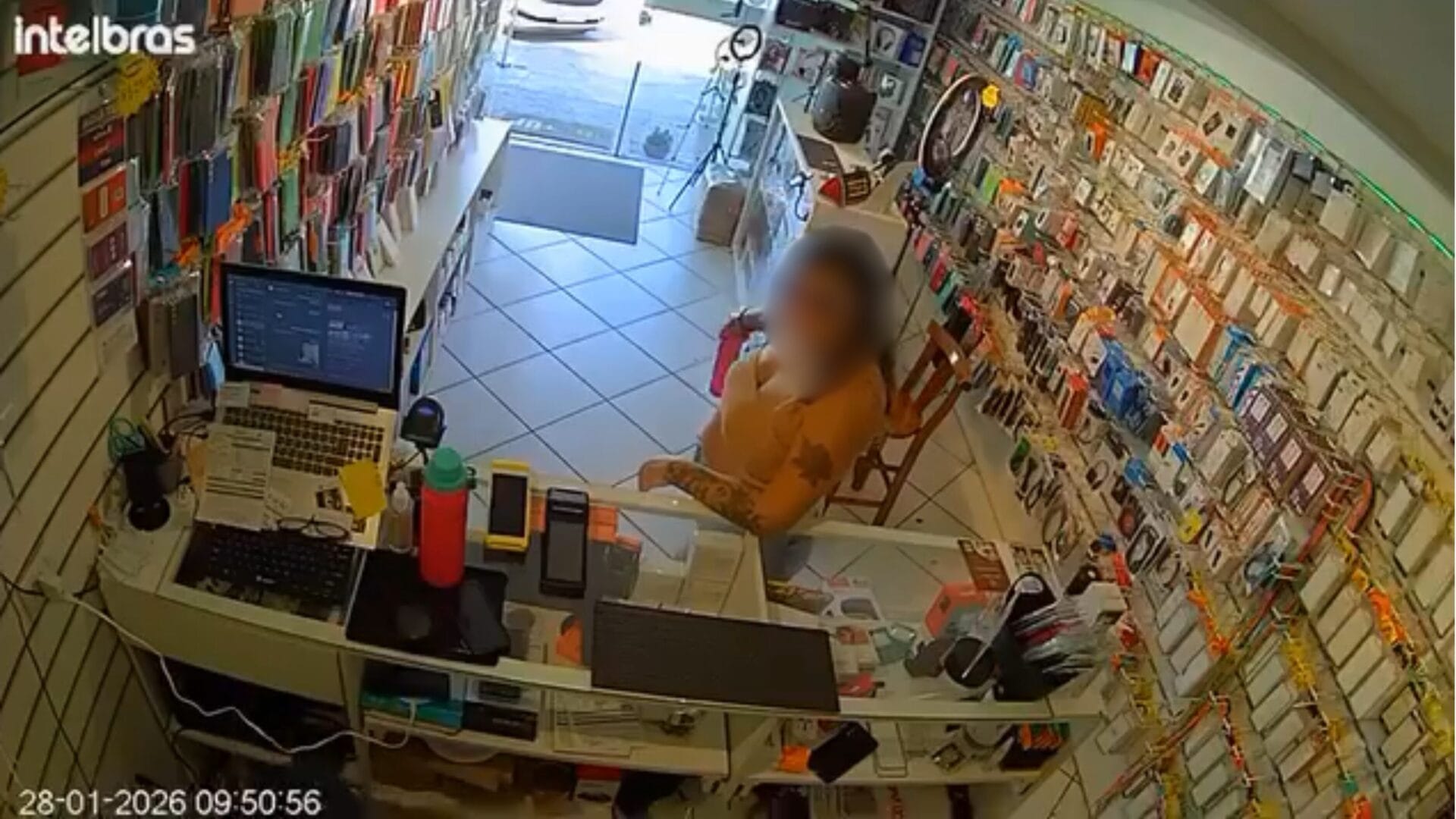 V&Iacute;DEO Funcion&aacute;rio sofre racismo enquanto atende em loja de Florian&oacute;polis