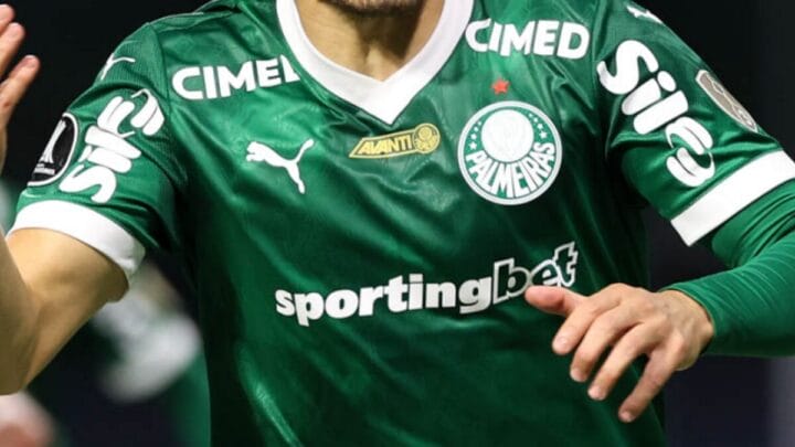 Jogador do Palmeiras comemorando gol.