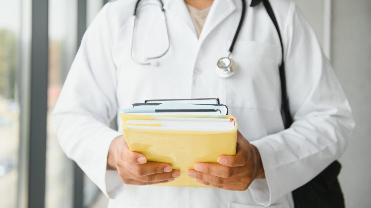 Veja as 24 faculdades de medicina avaliadas com nota 1 no Enamed e quais serão as punições