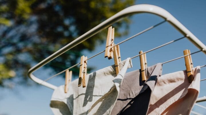 Peças íntimas penduradas em um varal