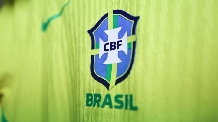 Detalhe do escudo da Seleção Brasileira no uniforme.