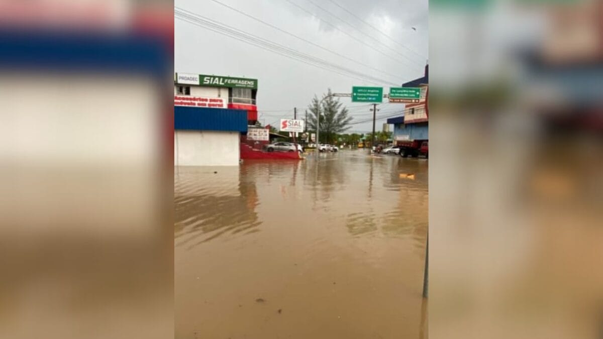 Alagamentos em ruas de Crici&uacute;ma