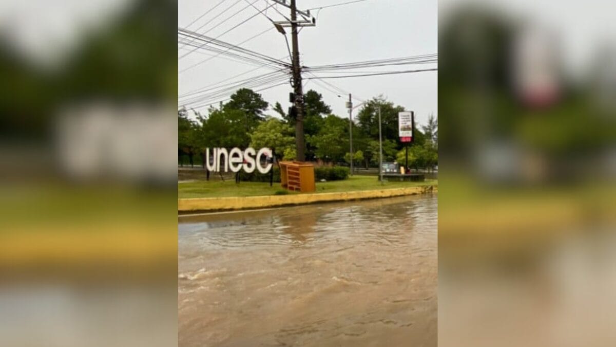 Alagamentos em ruas de Crici&uacute;ma