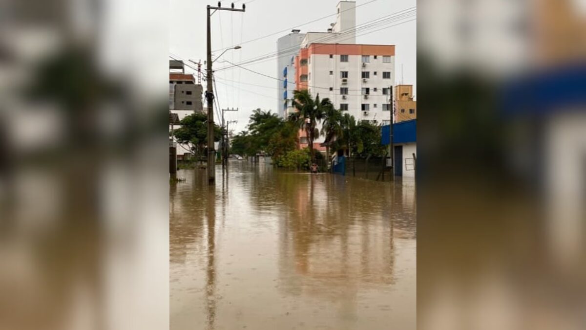 Alagamentos em ruas de Crici&uacute;ma