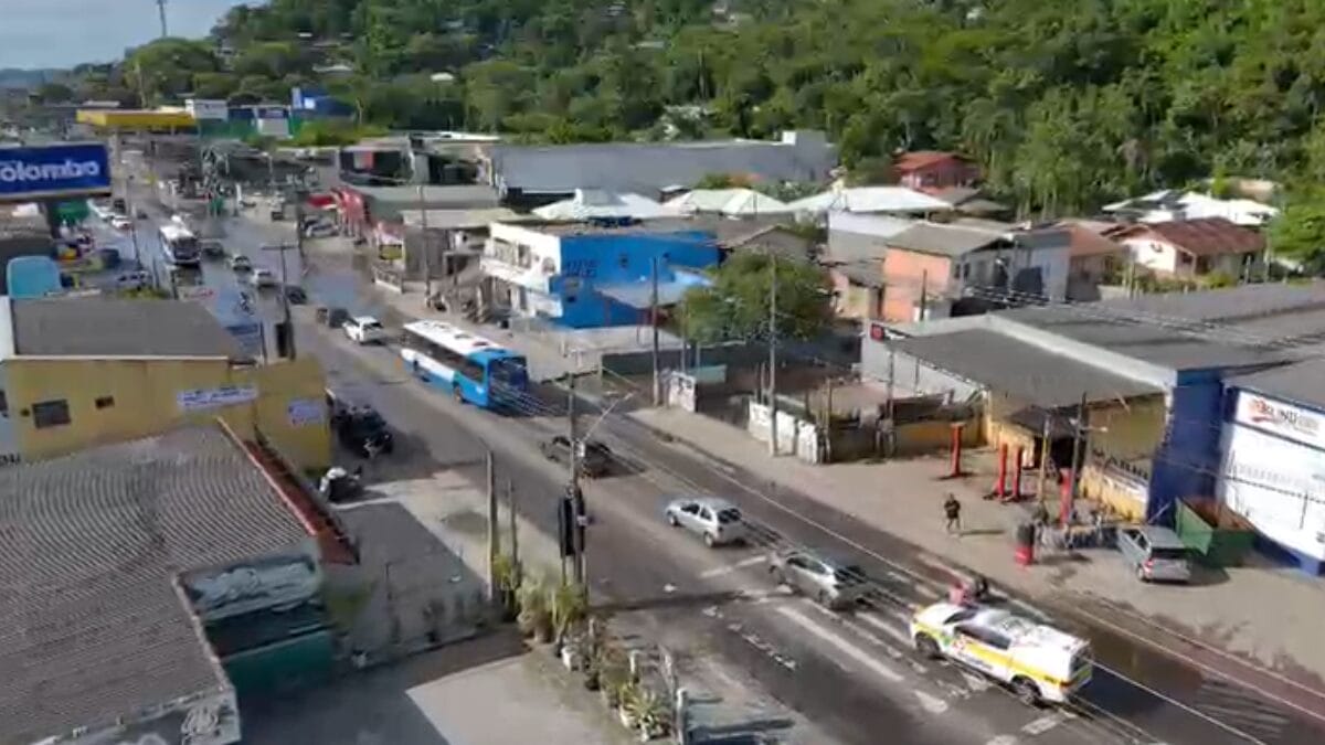 Imagens mostram tr&acirc;nsito lento causado pelos alagamentos (Foto: PMRv, Reprodu&ccedil;&atilde;o)