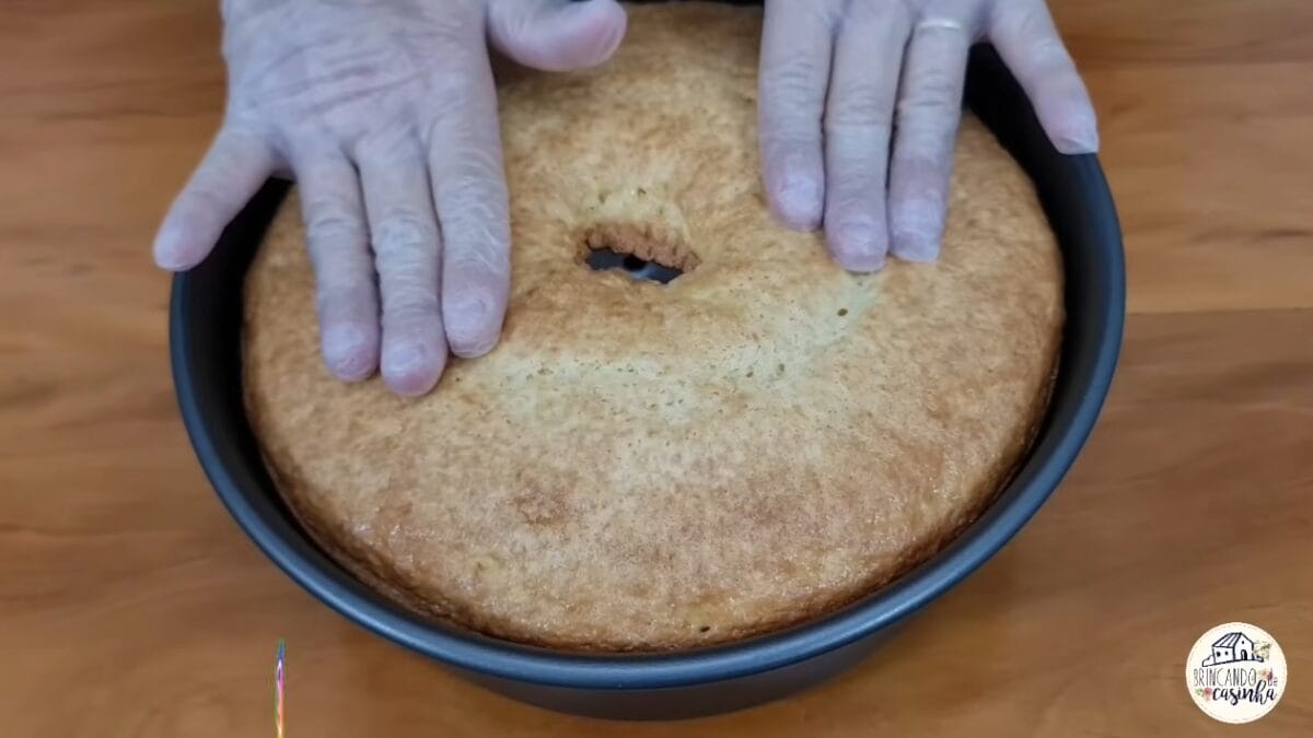 Bolo de amido de milho ainda na forma antes de desenformar