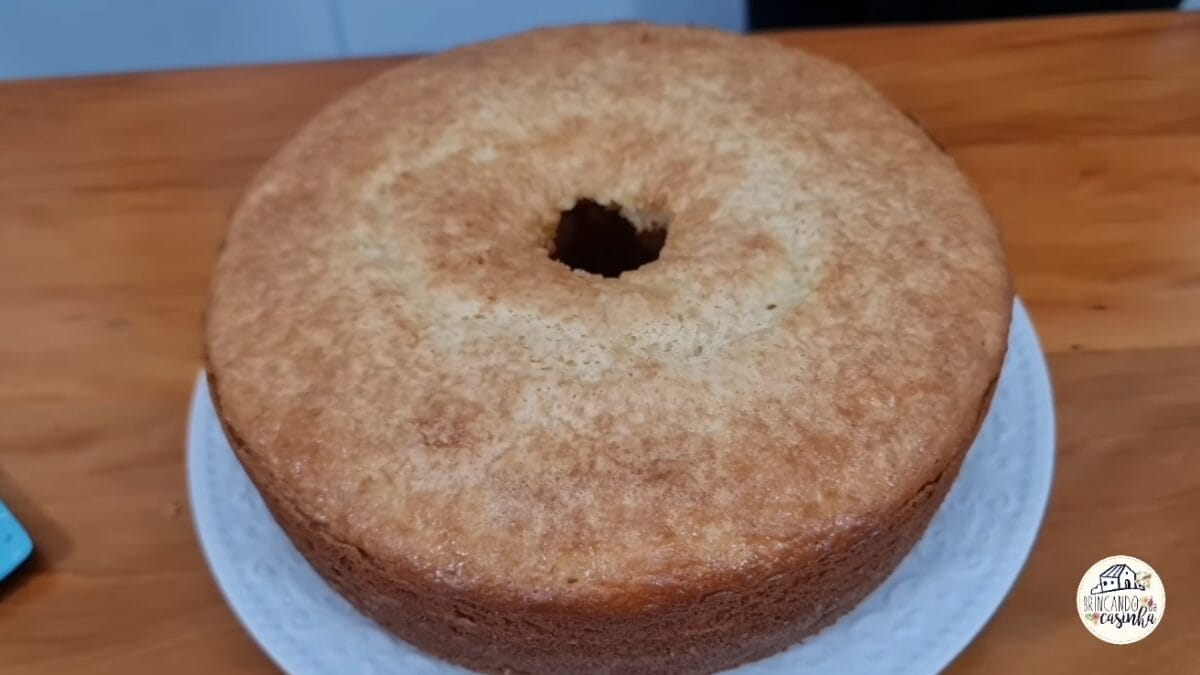 Bolo de amido de milho assado e desenformado inteiro sobre prato branco