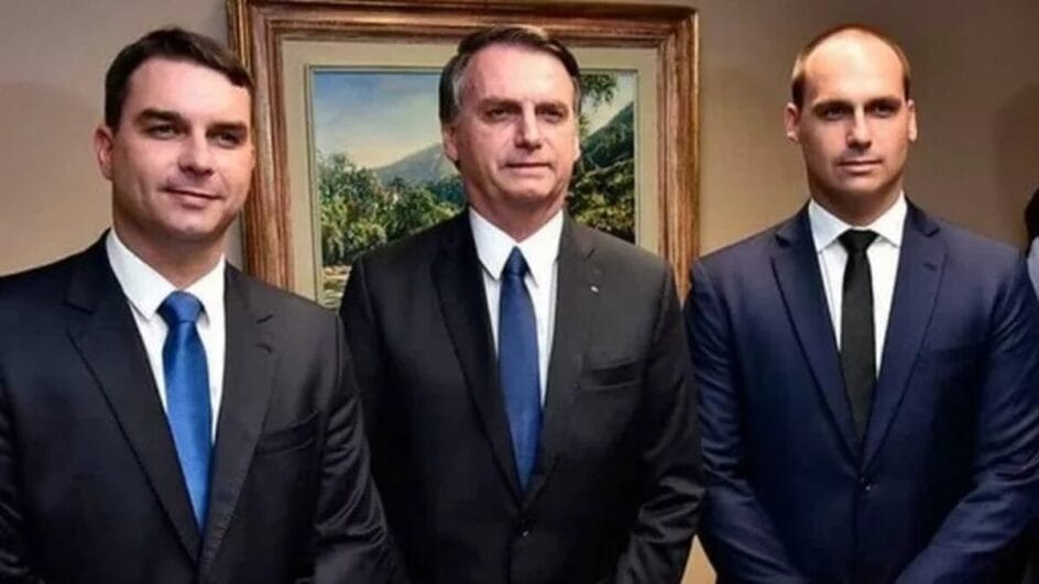 Flávio, Jair e Eduardo Bolsonaro lado a lado (Foto: Redes sociais, Reprodução)
