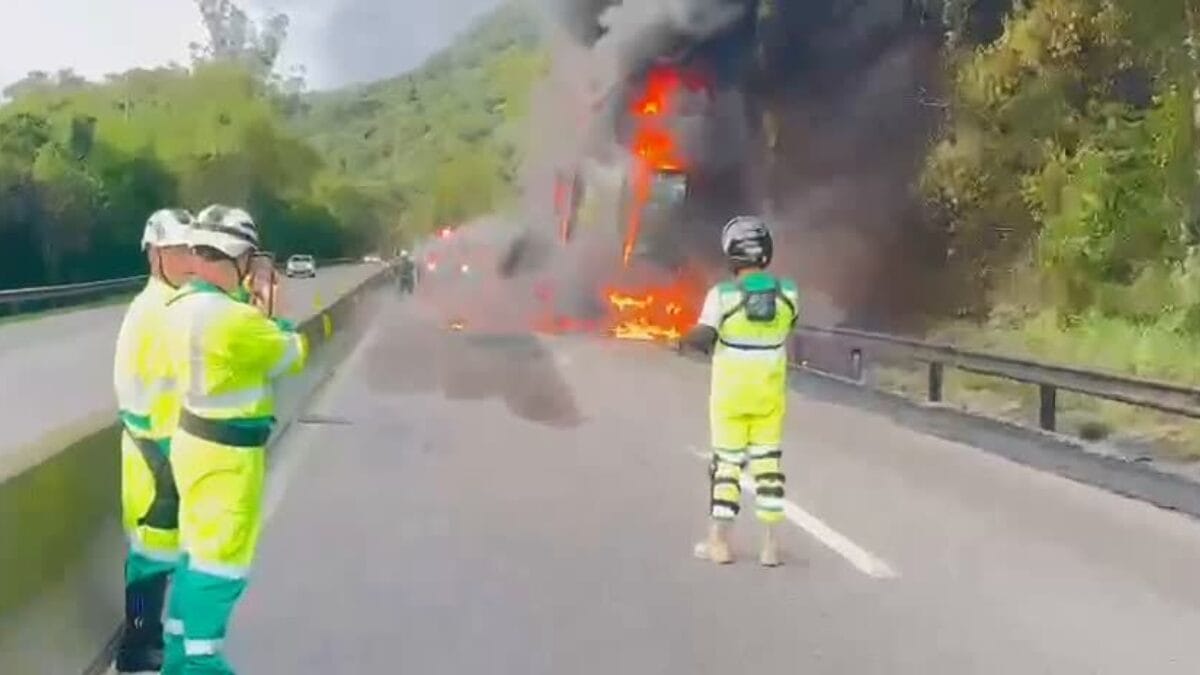 Registros mostram combatem ao incêndio (Foto: PRF, Divulgação)