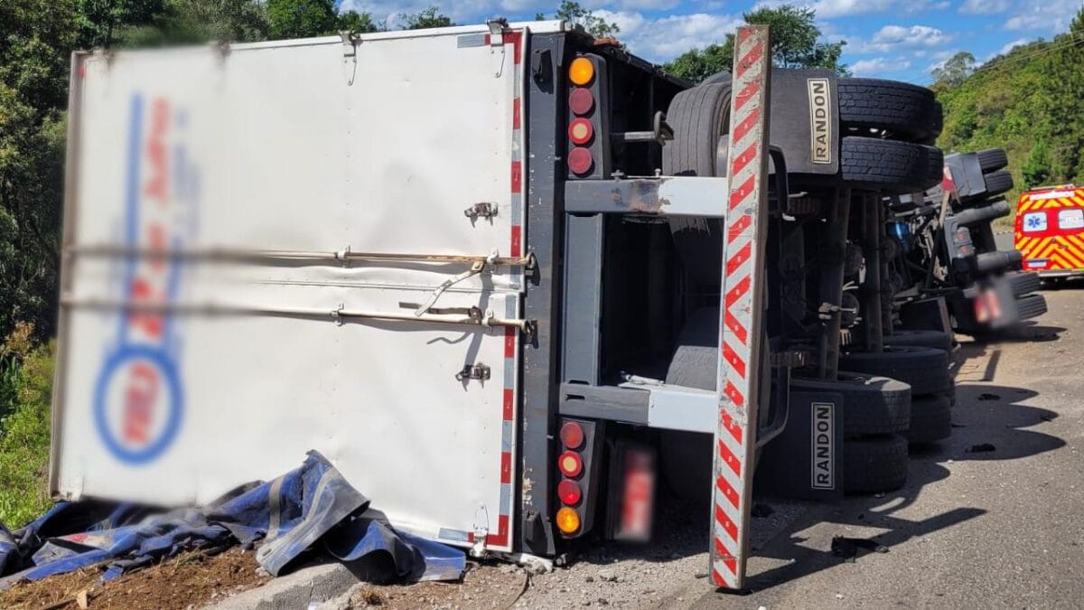 Carreta tombou na SC-135 (Foto: CBMSC, Divulgação)