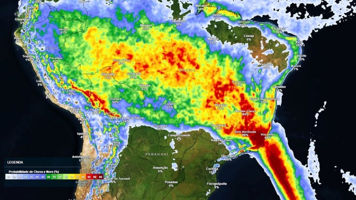 Imagem de satélite mostra chuva sobre o Brasil na terça-feira (20) (Foto: Meteored, Divulgação)